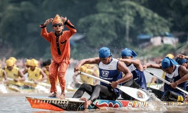 Festival Pacu Jalur, Adu Cepat Perahu Tradisional dari Riau