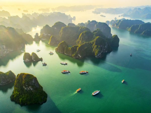 Menjelajahi Keindahan Teluk Halong, Permata Vietnam