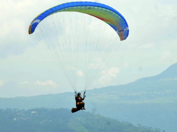 Paralayang, Petualangan Melayang di Antara Awan