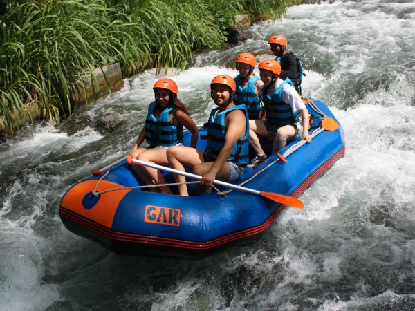 Arung Jeram, Petualangan Menggiurkan di Sungai-Sungai Indonesia