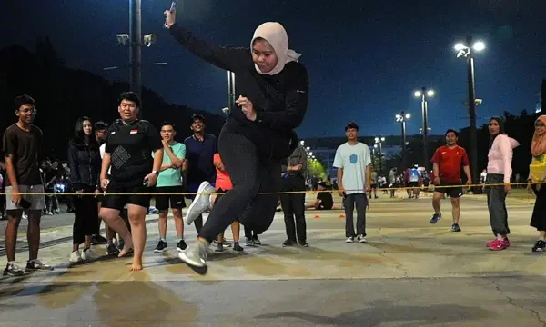 Berburu Nostalgia di Gelora Bung Karno, Main Gundu Bersama Komunitas Bermain