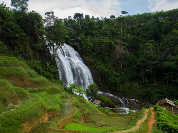 Keindahan Tersembunyi Curug Cikondang di Bandung Barat
