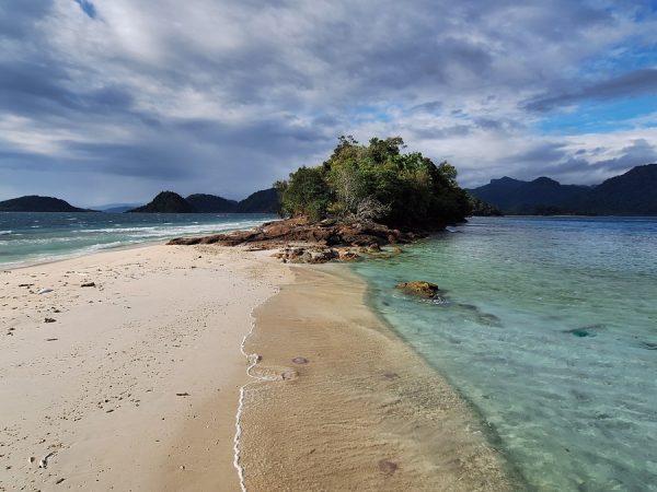 Keindahan Tersembunyi Pulau Kabung di Kalimantan Barat
