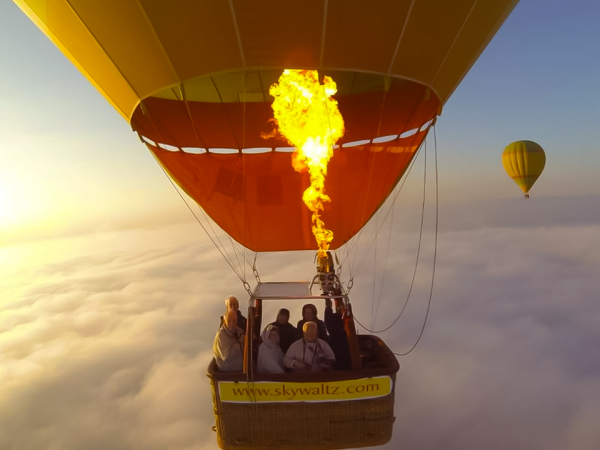Hot Air Ballooning, Petualangan Mengambang di Langit yang Penuh Keajaiban